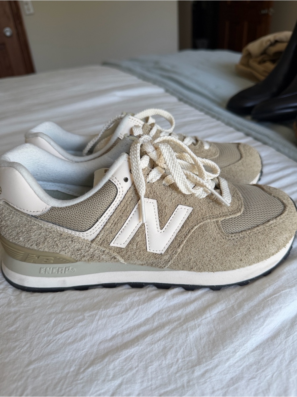 New Balance Women’s Beige and White Lace-Up Sneakers size 8